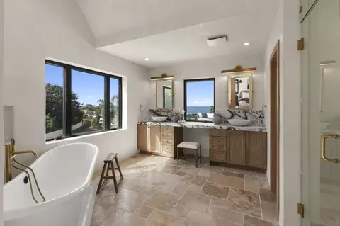 Bath - 7784 Hillside Dr, La Jolla, CA 92037 photo 3 of 7