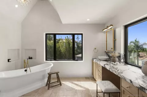 Bath - 7784 Hillside Dr, La Jolla, CA 92037 photo 4 of 7