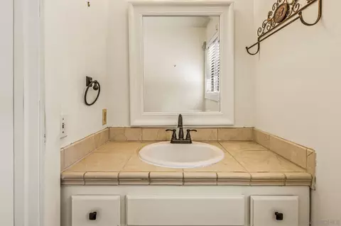 Bath - 3209 Mary Ln, Escondido, CA 92025 photo 3 of 5