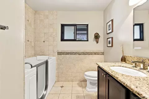 Bath - 1044 Avenida Amantea, La Jolla, CA 92037 photo 2 of 5