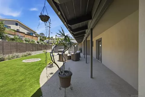Exterior - 1044 Avenida Amantea, La Jolla, CA 92037 photo 6 of 17
