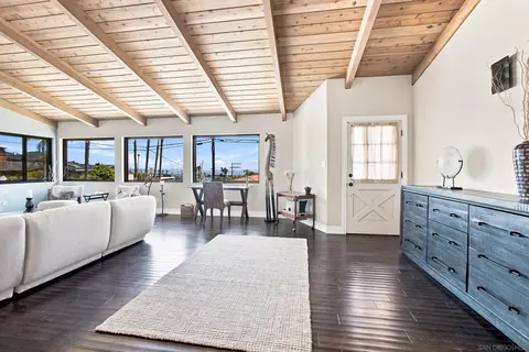 Living - 1044 Avenida Amantea, La Jolla, CA 92037 photo 3 of 10