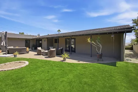 Exterior - 1044 Avenida Amantea, La Jolla, CA 92037 photo 8 of 17