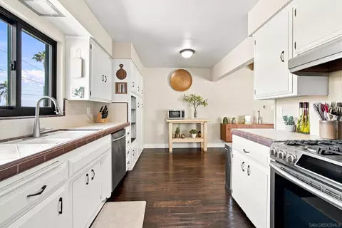 Kitchen - 1044 Avenida Amantea, La Jolla, CA 92037 photo 2 of 3