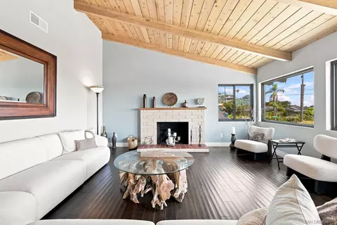 Living - 1044 Avenida Amantea, La Jolla, CA 92037 photo 2 of 10