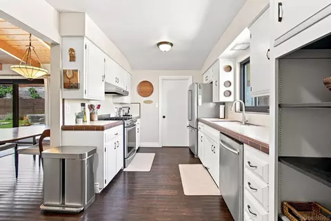 Kitchen - 1044 Avenida Amantea, La Jolla, CA 92037 photo 3 of 3