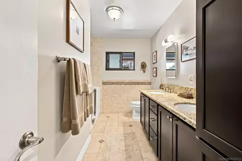 Bath - 1044 Avenida Amantea, La Jolla, CA 92037 photo 1 of 5