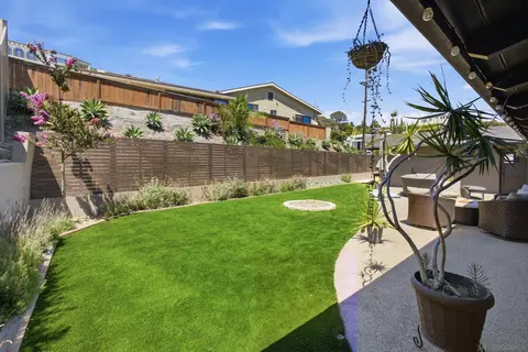 Exterior - 1044 Avenida Amantea, La Jolla, CA 92037 photo 7 of 17
