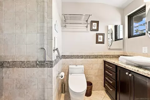 Bath - 1044 Avenida Amantea, La Jolla, CA 92037 photo 4 of 5