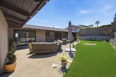 Exterior - 1044 Avenida Amantea, La Jolla, CA 92037 photo 10 of 17