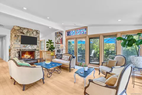 Living - 9460 Haley Ln, La Mesa, CA 91941 photo 2 of 5