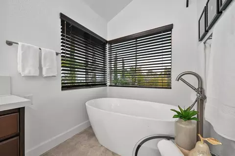 Bath - 12893 Palisades Ct, Poway, CA 92064 photo 2 of 6