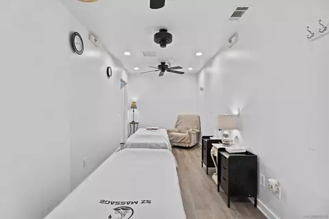 Bedroom - 405 N Hwy 101, Solana Beach, CA 92075 photo 5 of 9