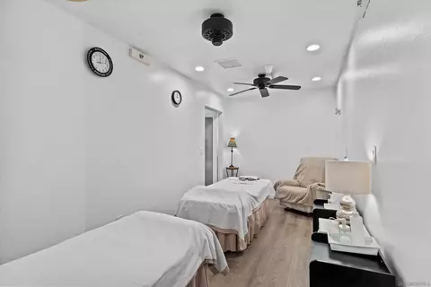 Bedroom - 405 N Hwy 101, Solana Beach, CA 92075 photo 6 of 9