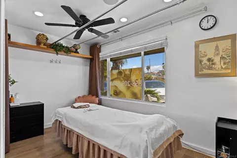Bedroom - 405 N Hwy 101, Solana Beach, CA 92075 photo 1 of 9