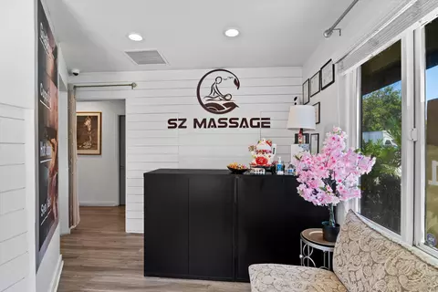 Entry Way - 405 N Hwy 101, Solana Beach, CA 92075 photo 1 of 2