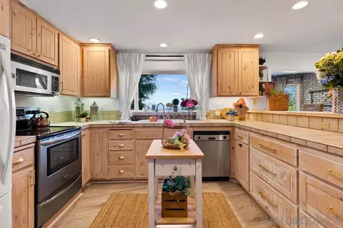 Kitchen - 720 Sky Mountain Ln, Alpine, CA 91901 photo 3 of 6