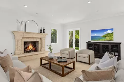 Living - 1299 Urania Ave, Encinitas, CA 92024 photo 4 of 5