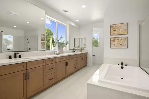 Bath - 13780 Holly Oak Way, Poway, CA 92064 photo 7 of 10