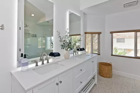 Bath - 46352 Willow Ln, Indio, CA 92201 photo 2 of 4