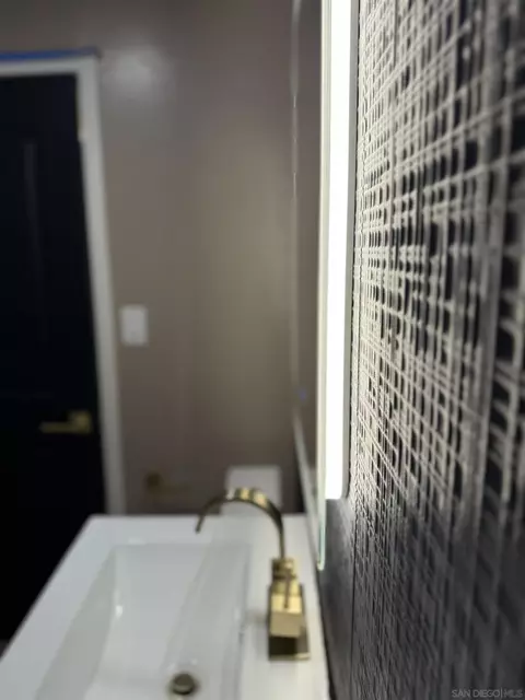 Bath - 519 Camelot Dr, Oceanside, CA 92054 photo 2 of 4