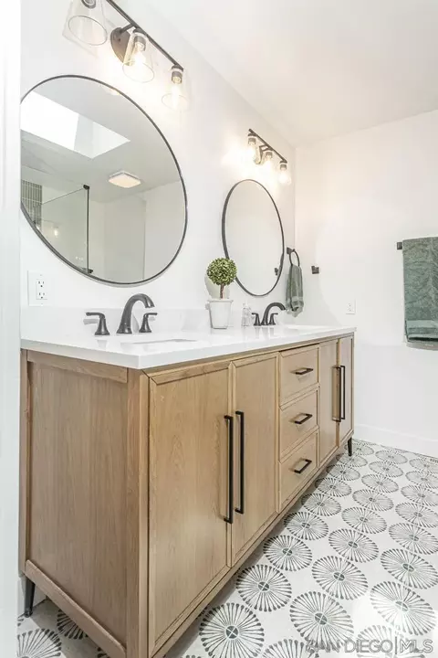 Bath - 221 B Ave, Coronado, CA 92118 photo 3 of 7