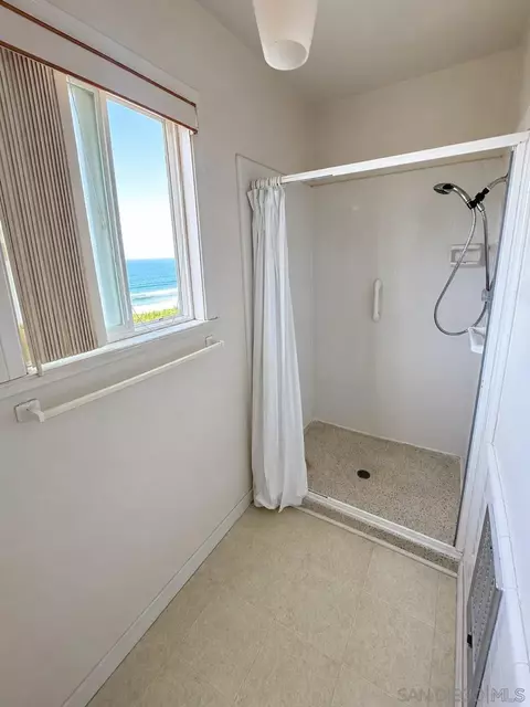 Bath - 120-26 4th St, Del Mar, CA 92014 photo 4 of 6