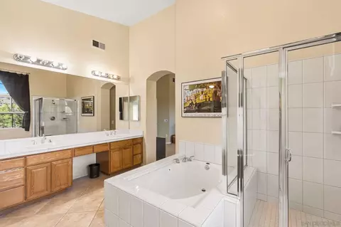 Bath - 2267 Orchard View Ln, Escondido, CA 92027 photo 2 of 6