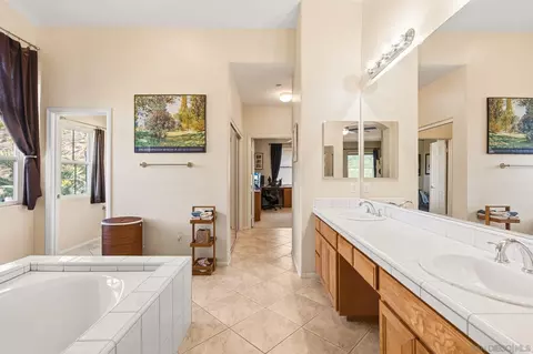 Bath - 2267 Orchard View Ln, Escondido, CA 92027 photo 4 of 6