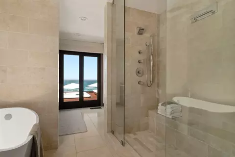 Bath - 1112 Neptune Ave, Encinitas, CA 92024 photo 3 of 5