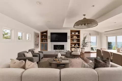 Living - 1112 Neptune Ave, Encinitas, CA 92024 photo 2 of 3