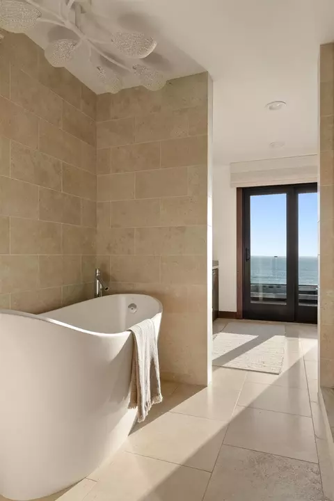Bath - 1112 Neptune Ave, Encinitas, CA 92024 photo 4 of 5