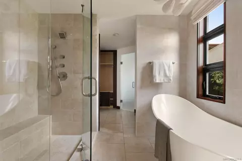 Bath - 1112 Neptune Ave, Encinitas, CA 92024 photo 2 of 5