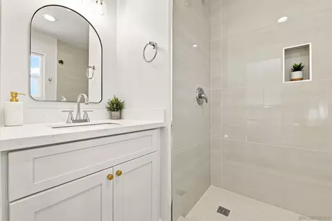 Bath - 14929 Conchos Dr, Poway, CA 92064 photo 4 of 5