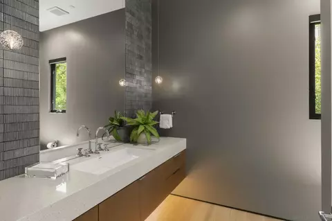 Bath - 6349 Castejon, La Jolla, CA 92037 photo 6 of 6