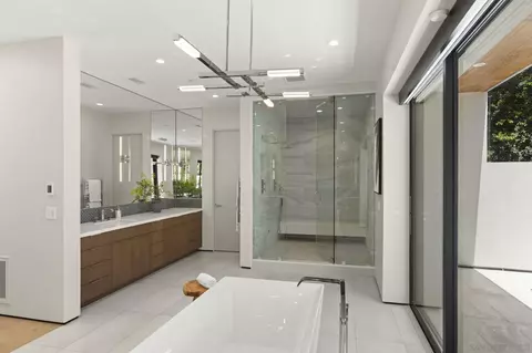 Bath - 6349 Castejon, La Jolla, CA 92037 photo 2 of 6
