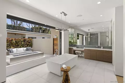 Bath - 6349 Castejon, La Jolla, CA 92037 photo 3 of 6