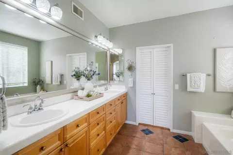 Bath - 1469 Turquoise Dr, Carlsbad, CA 92011 photo 2 of 5