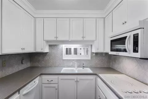 Kitchen - 2130 Vallecitos #246, La Jolla, CA 92037 photo 1 of 3