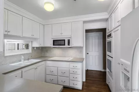 Kitchen - 2130 Vallecitos #246, La Jolla, CA 92037 photo 3 of 3