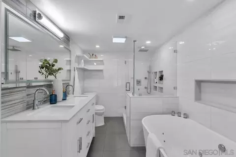 Bath - 9885 Aldergrove Ln, Spring Valley, CA 91977 photo 1 of 3