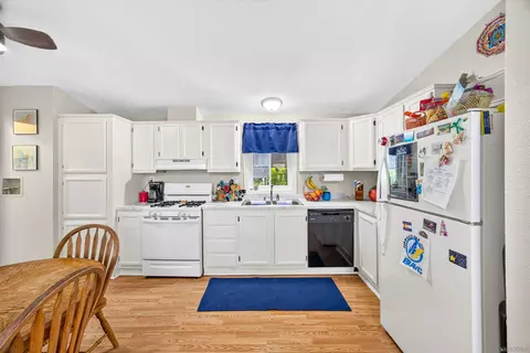 Kitchen - 1638 Calavo Rd #35, Fallbrook, CA 92028 photo 2 of 2