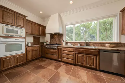 Kitchen - 1990 Quail View Dr, Vista, CA 92084 photo 5 of 7