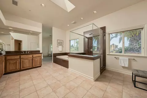 Bath - 1990 Quail View Dr, Vista, CA 92084 photo 3 of 5