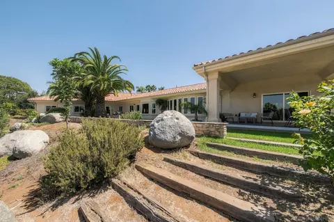 Exterior - 1990 Quail View Dr, Vista, CA 92084 photo 3 of 15