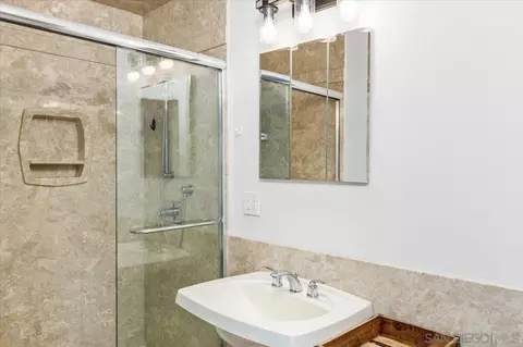 Bath - 2073 Ginny Ln, Escondido, CA 92025 photo 2 of 4
