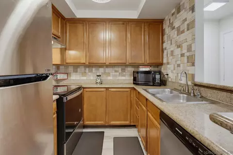 Kitchen - 432 Edgehill Ln #3, Oceanside, CA 92054 photo 3 of 5