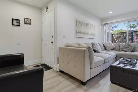 Living - 432 Edgehill Ln #3, Oceanside, CA 92054 photo 3 of 4