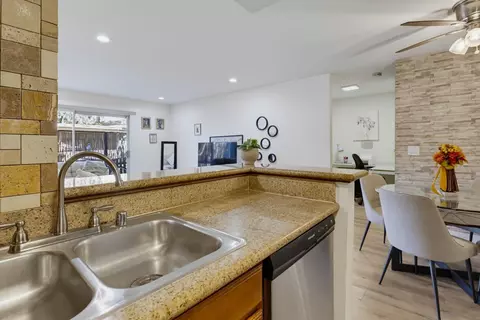 Kitchen - 432 Edgehill Ln #3, Oceanside, CA 92054 photo 5 of 5
