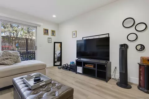 Living - 432 Edgehill Ln #3, Oceanside, CA 92054 photo 1 of 4
